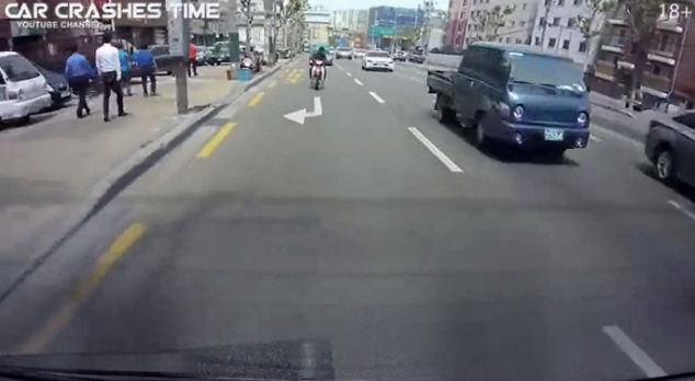 죽으려고 작정한 오토바이 운전자…”스마트폰+이어폰+노헬멧+한손운전”(영상) 135